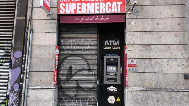 Barcelona precinta un supermercado en el centro del Eixample