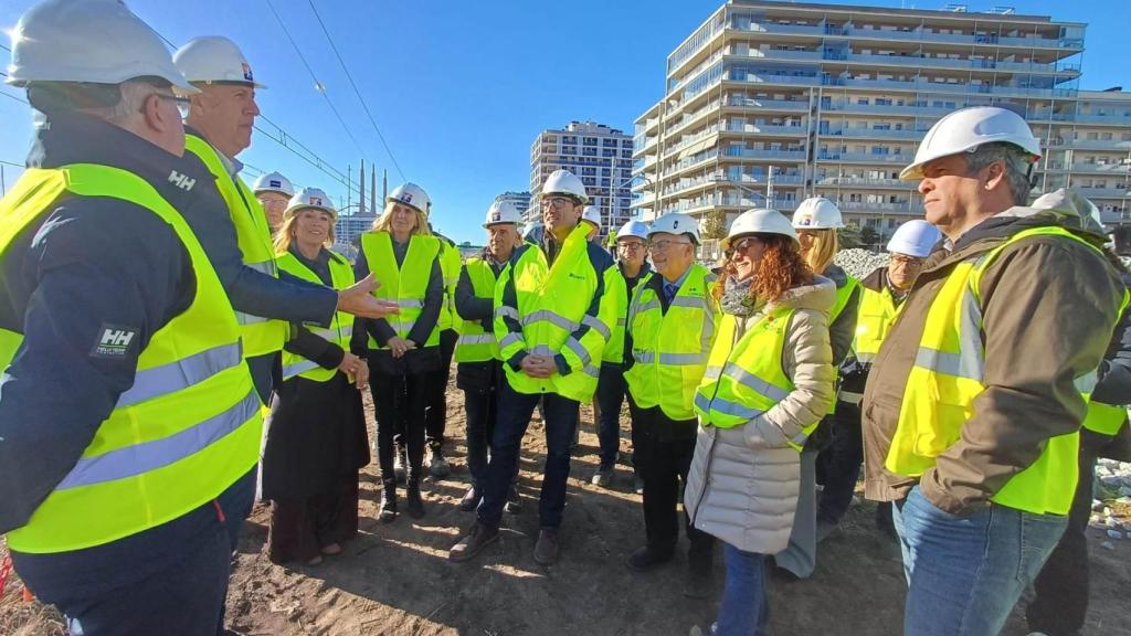 Albiol y los operarios durante una visita a las obras de Badalona