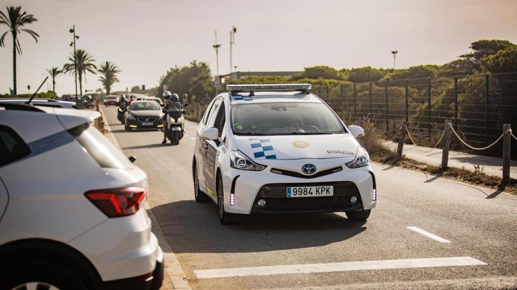 Cotxe de la Policia Local d'El Prat de Llobregat patrullant per la ciutat