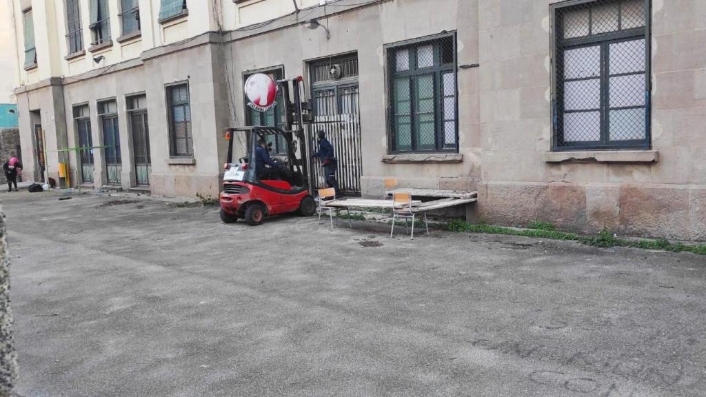 Bloqueo de las puertas de acceso al Lola Anglada de Badalona