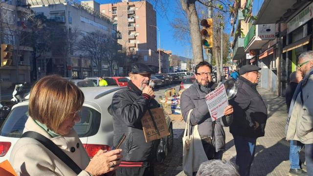 Los vecinos protestan por el cierre de la oficina