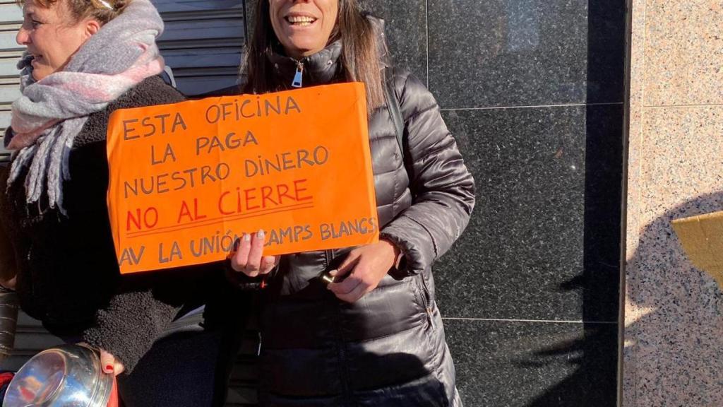 Una vecina durante una concentración por el cierre