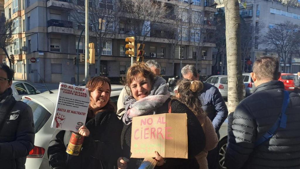 Los vecinos se manifiestan por el cierre de Caixabank