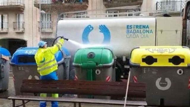 Un operario de limpieza en Badalona