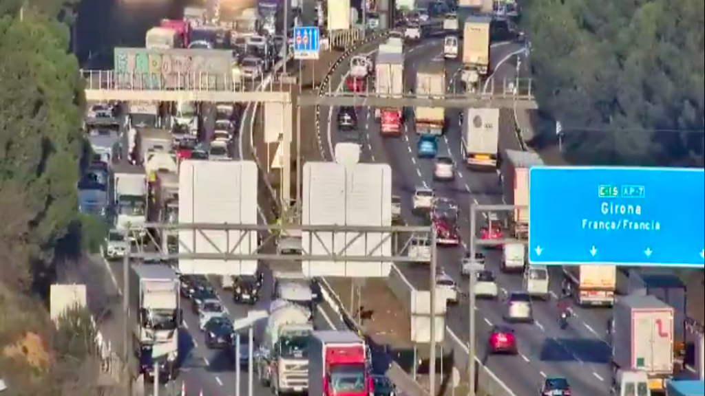 Accidente entre dos camiones en Barberà del Vallès en la AP-7