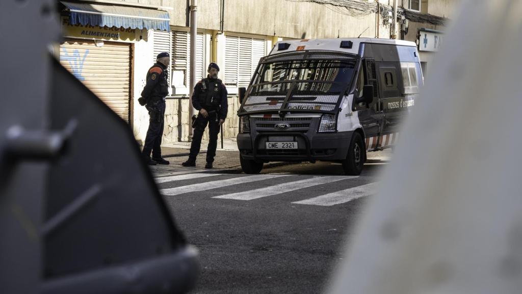 Dispositiu policial a La Mina després del tiroteig del dimarts, 7 de gener