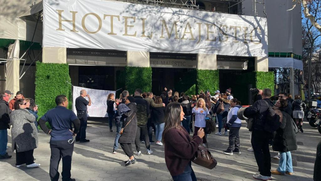 Varias trabajadoras se concentran frente al hotel Majestic para protestar contra la externalización del servicio