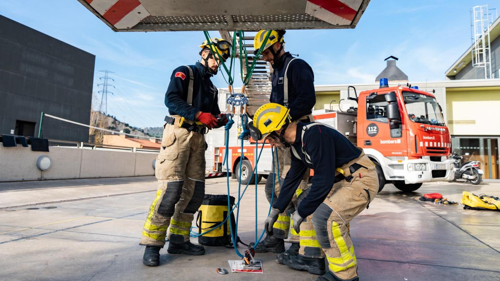 Bomberos de la Generalitat preparándose para un servicio