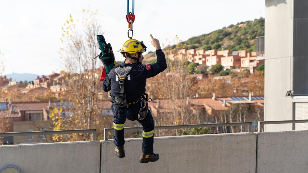 Bomberos de la Generalitat preparándose para un servicio