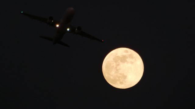 Luna llena vista desde la playa de Gavà