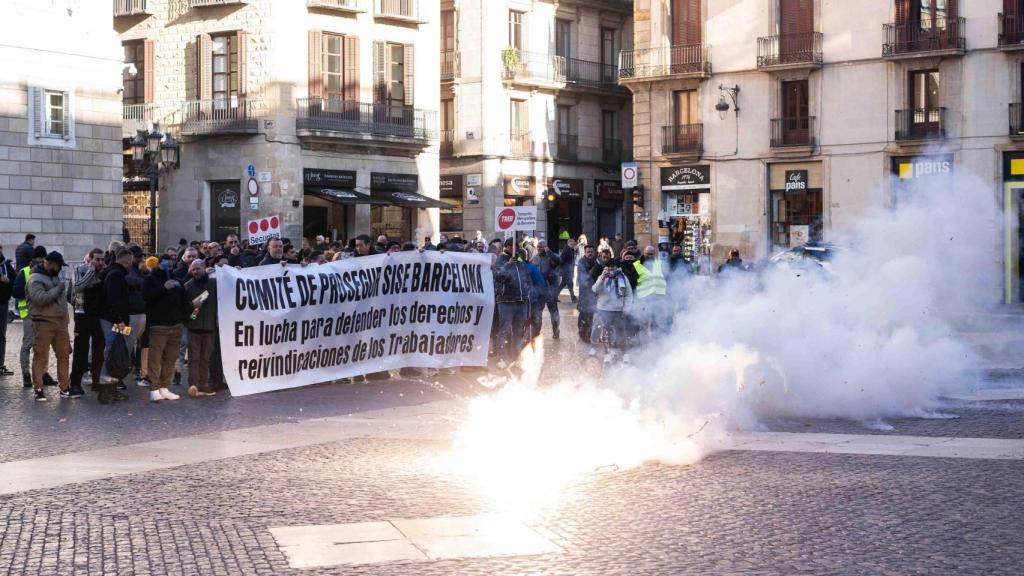 Vigilantes de metro se manifiestan en la plaza de Sant Jaume de Barcelona