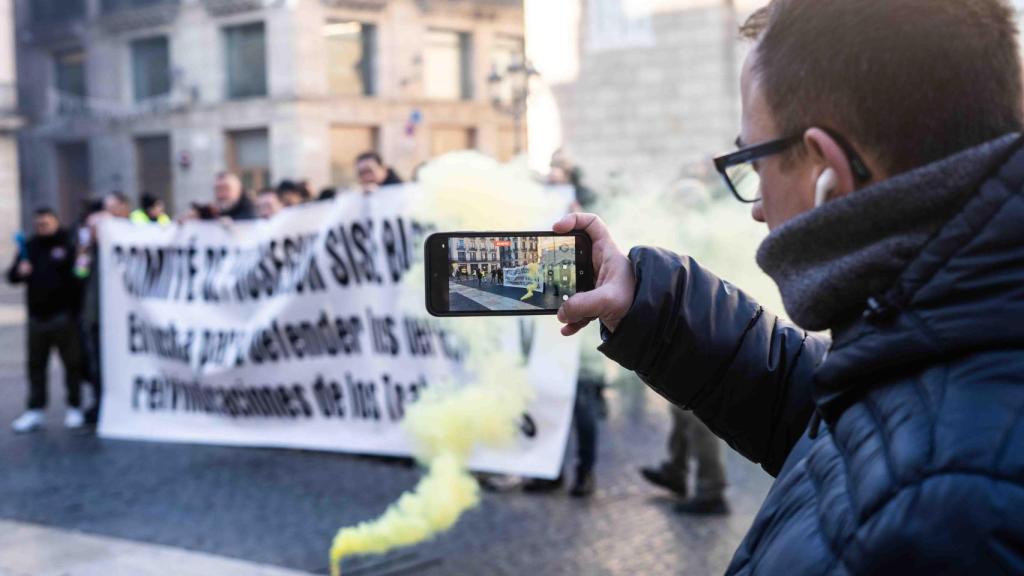 Vigilantes de metro se manifiestan en la plaza de Sant Jaume de Barcelona