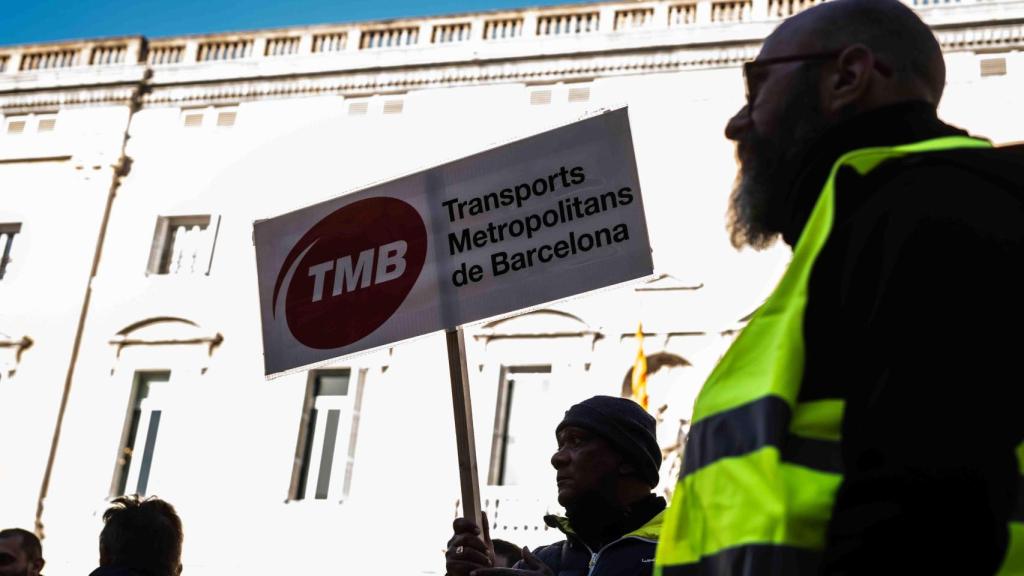 Vigilantes de metro se manifiestan en la plaza de Sant Jaume de Barcelona