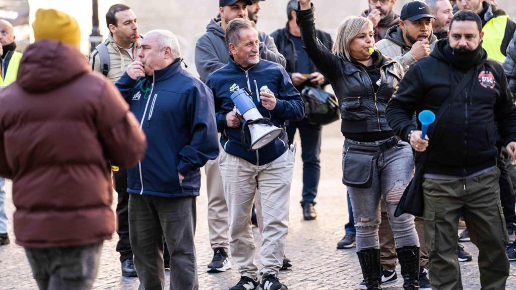 Vigilantes de metro se manifiestan en la plaza de Sant Jaume de Barcelona