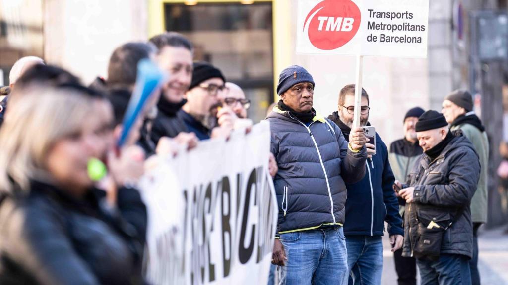 Vigilantes de metro se manifiestan en la plaza de Sant Jaume de Barcelona