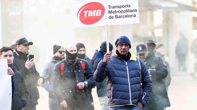 Vigilantes de metro se manifiestan en la plaza de Sant Jaume de Barcelona