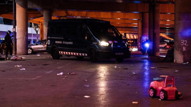 Una furgoneta de ARRO en Badalona durante un operativo policial