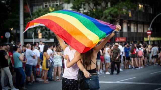 Dos personas sujetan una bandera LGTBI, en una imagen de archivo / EUROPA PRESS