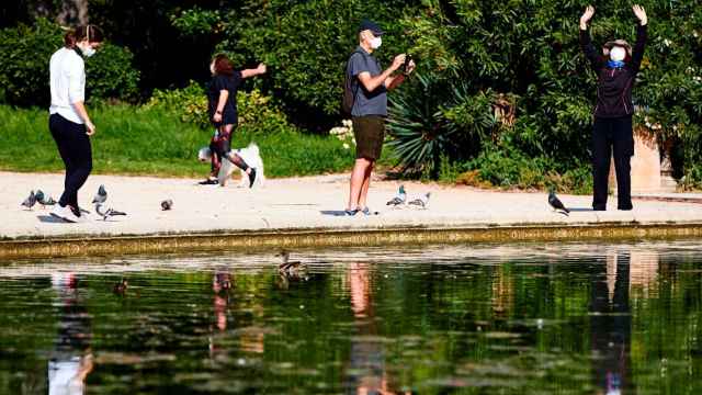 Varios vecinos de Barcelona paseando por un parque