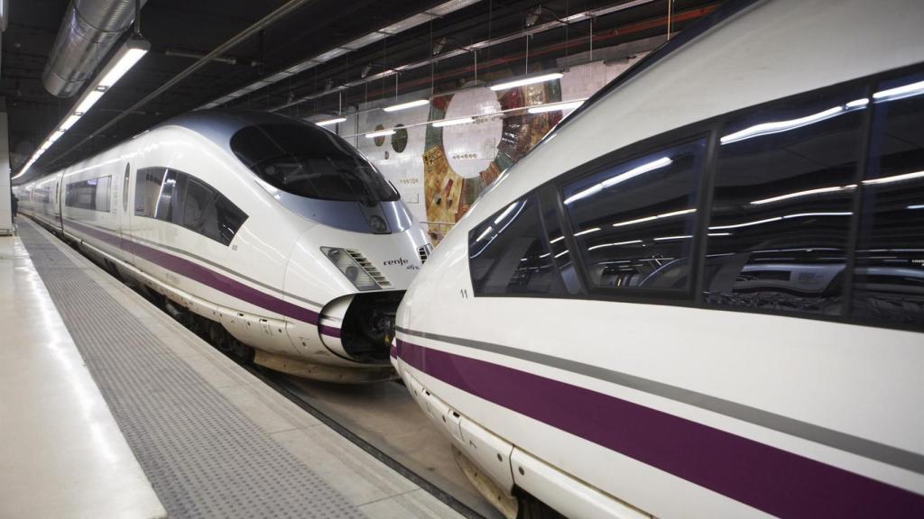 Trenes AVE en una estación