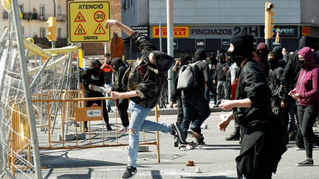 Varias personas encapuchadas en el centro de Barcelona intentando boicotear el acto de Vox