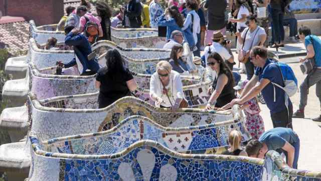 Turistas visitan el Park Güell de Barcelona / EFE