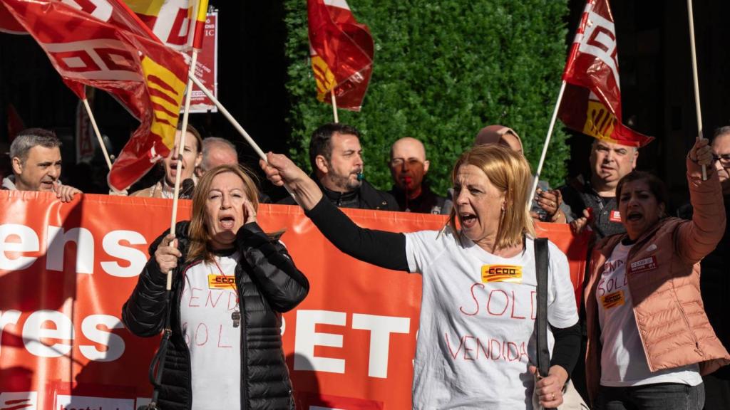 Pilar (izquierda), representante de las 'kellys' y del comité de empresa del Majestic en la concentración del 15 de enero de 2025 frente al hotel