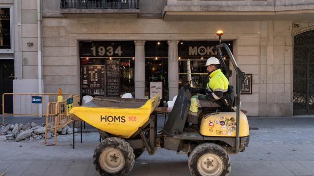 Una grúa circula por delante del restaurante Moka, en La Rambla desde 1934