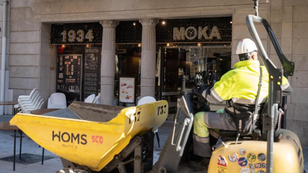 Una grúa circula por delante del restaurante Moka, en La Rambla desde 1934