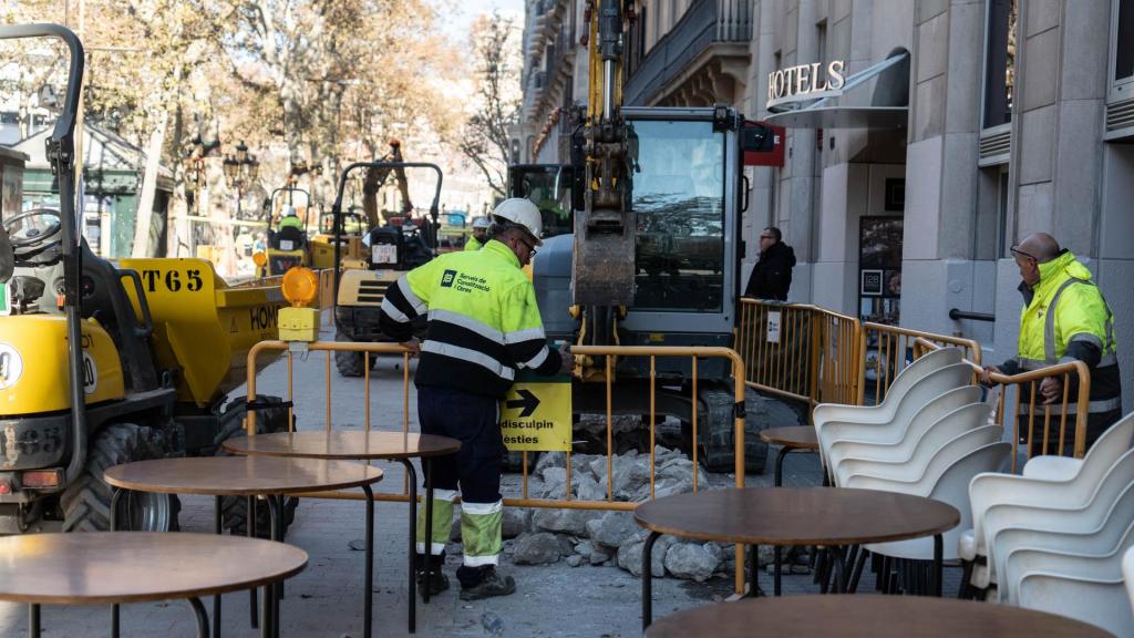 Obreros trabajando delante del restaurante Moka, en La Rambla desde 1934