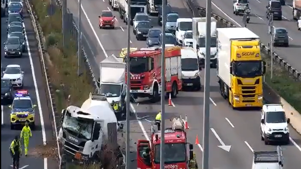 Camión cisterna accidentado en la AP-7 a la altura de Cerdanyola el 16 de enero de 2025