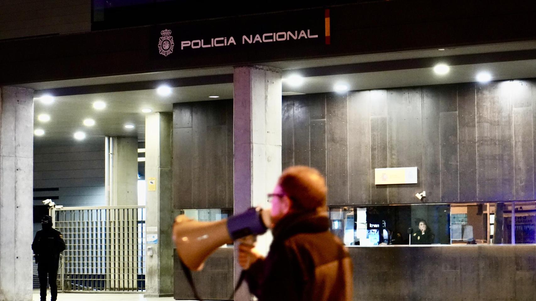 Jesús durante la manifestación de La Verneda, frente a la comisaría de Policía Nacional