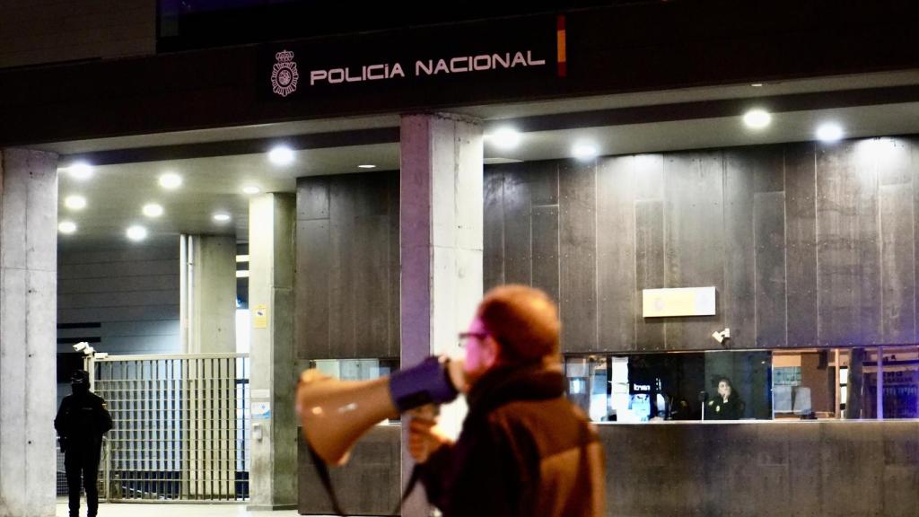 Jesús durant la manifestació de La Verneda, davant de la comissaria de Policia Nacional