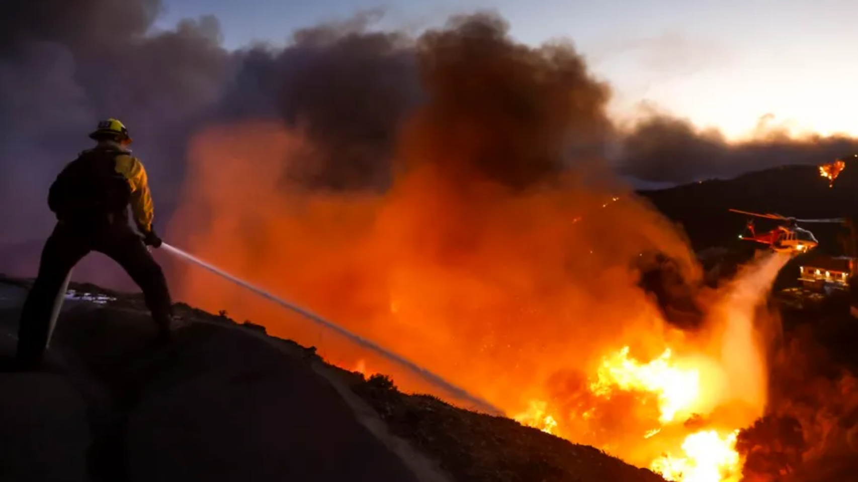 Bomberos del condado de Los Ángeles luchan contra el incendio forestal de Palisades en Pacific Palisades