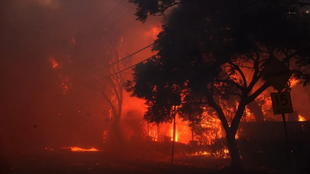 Una casa arde por el incendio forestal de Palisades en Pacific Palisades