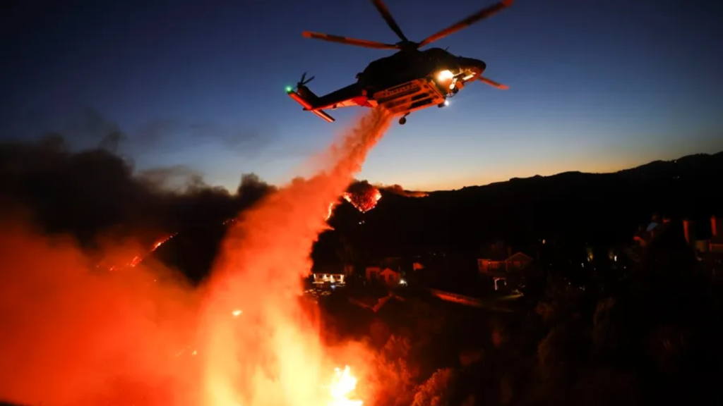 Un helicóptero de bomberos del condado de Los Ángeles lanza agua para combatir el incendio forestal de Palisades en Pacific Palisades, California, EE.UU.