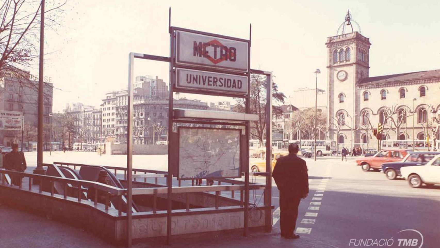 Parada de metro en la plaza de la Universitat de Barcelona