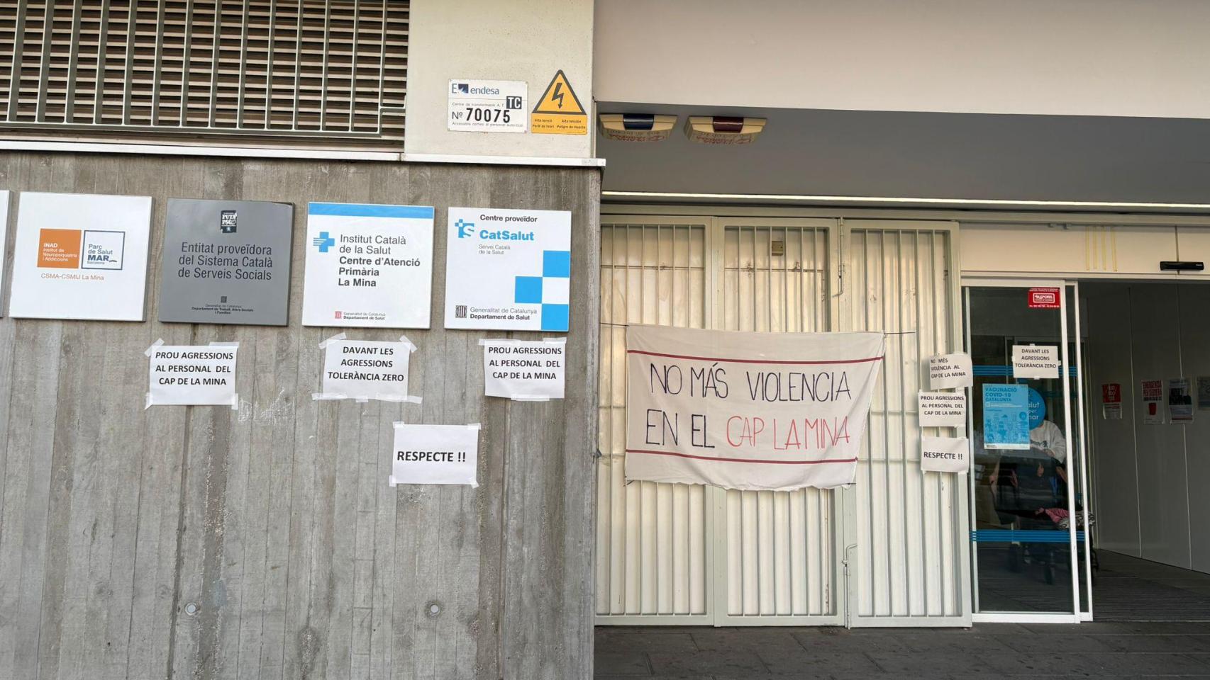 Exterior del CAP de La Mina, empapelado con carteles contra las agresiones