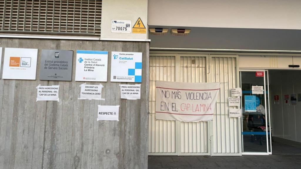 Exterior del CAP de La Mina, empapelado con carteles contra las agresiones