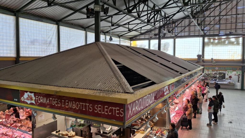 Techo roto en una parada del mercado