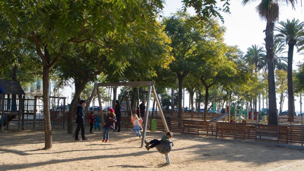 Juegos infantiles en el parque de la Barceloneta