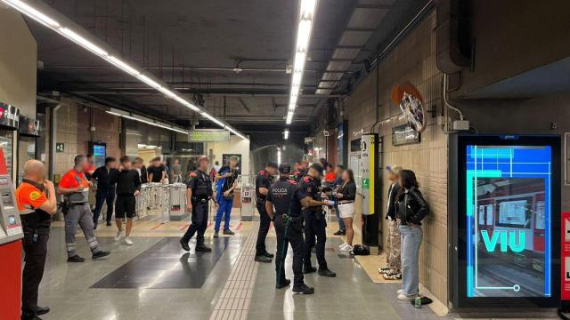 Operativo de Mossos en el metro de Barcelona