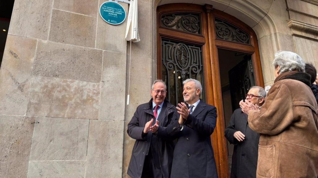 El alcalde de Barcelona, Jaume Collboni, junto al decano del Col·legi d'Enginyers de Camins, Canals i Ports de Catalunya, Pere Calvet, durante la inauguración de la placa conmemorativa al ingeniero Ildefons Cerdà