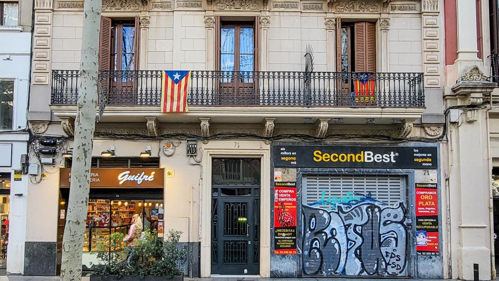 La fachada en la Rambla Poblenou