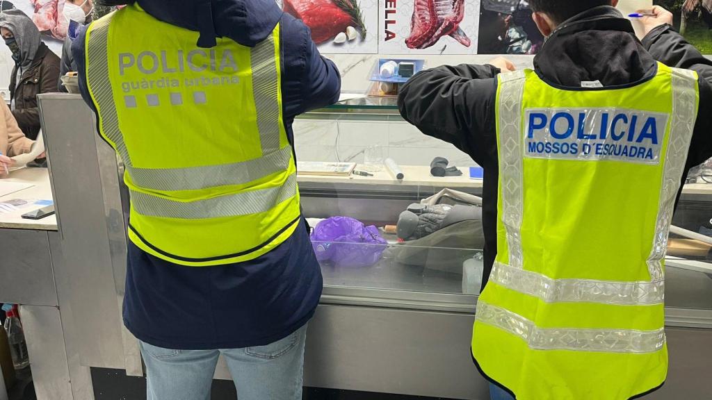 Agentes desmantelando un punto de narcotráfico en el Raval