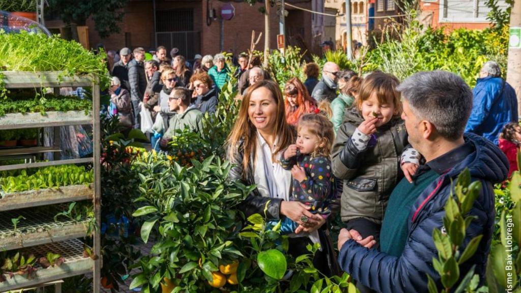 Visitantes de la Feria de la Candelera de Molins de Rei en una edición pasada