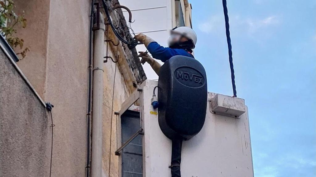 Badalona corta la luz pinchada en varias fincas okupadas