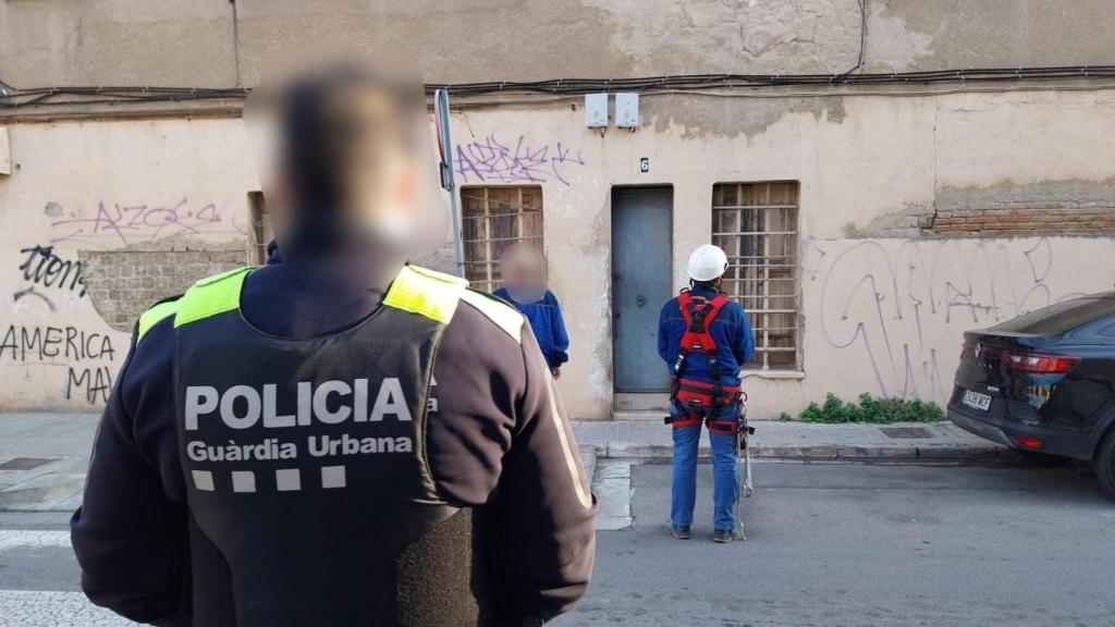 Los operarios cortan los cables de las fincas en Badalona