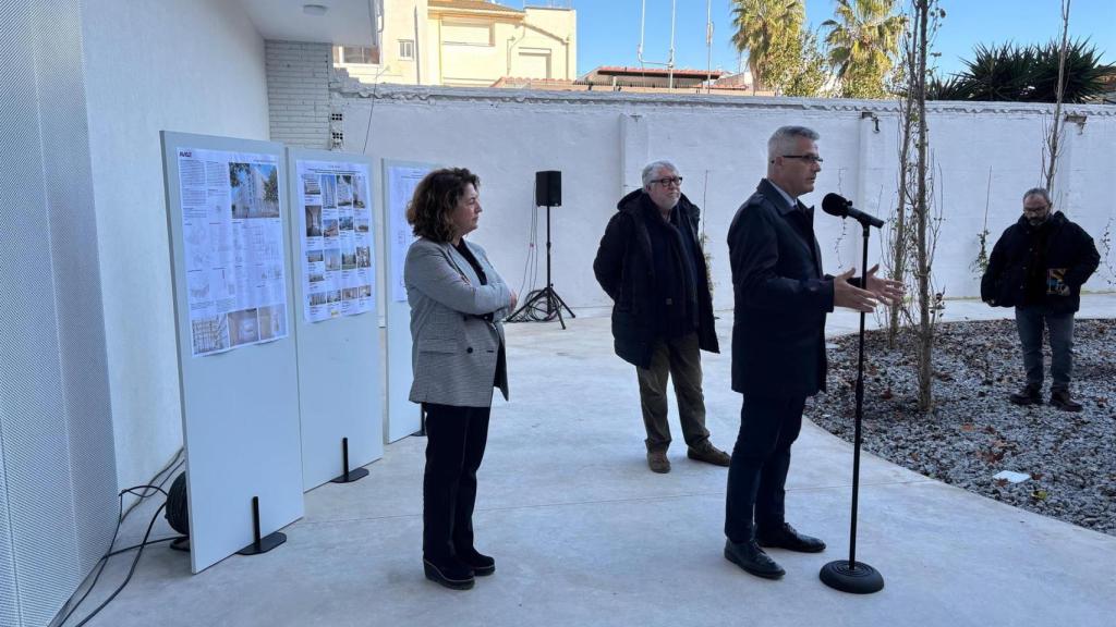 El secretario de Estado de Vivienda y Agenda Urbana, David Lucas, junto al vicepresidente ejecutivo del AMB, Antonio Balmón, y la alcaldesa de Viladecans, Olga Morales