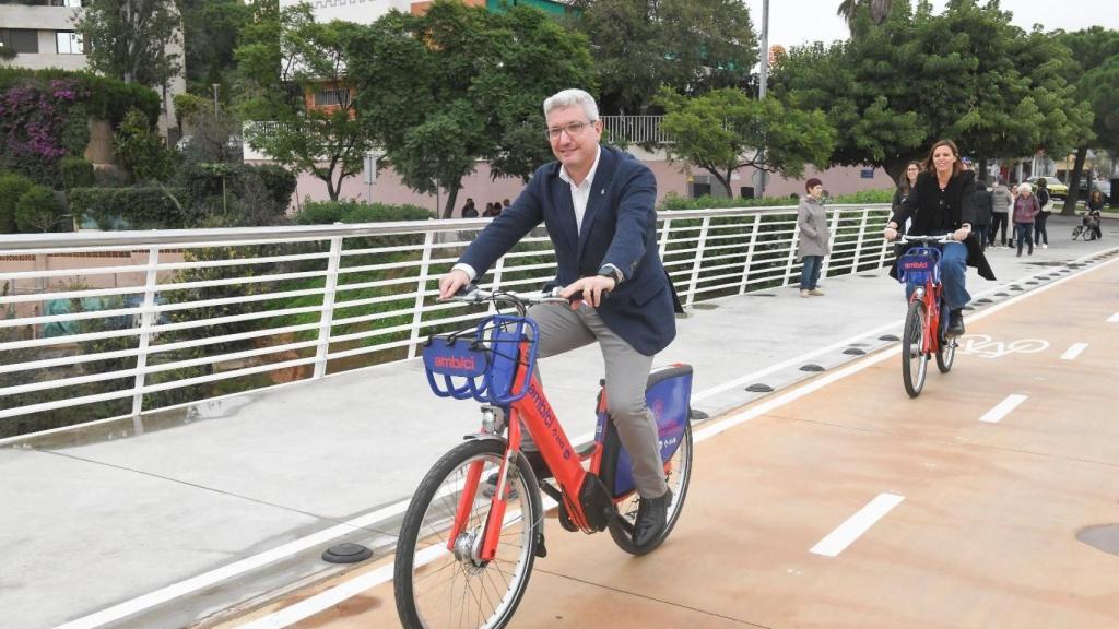 El alcalde de Esplugues, Eduard Sanz, y la consejera delegada de Movilidad Sostenible del AMB, Elisabet Latorre, en el nuevo carril bici del Pont d'Esplugues